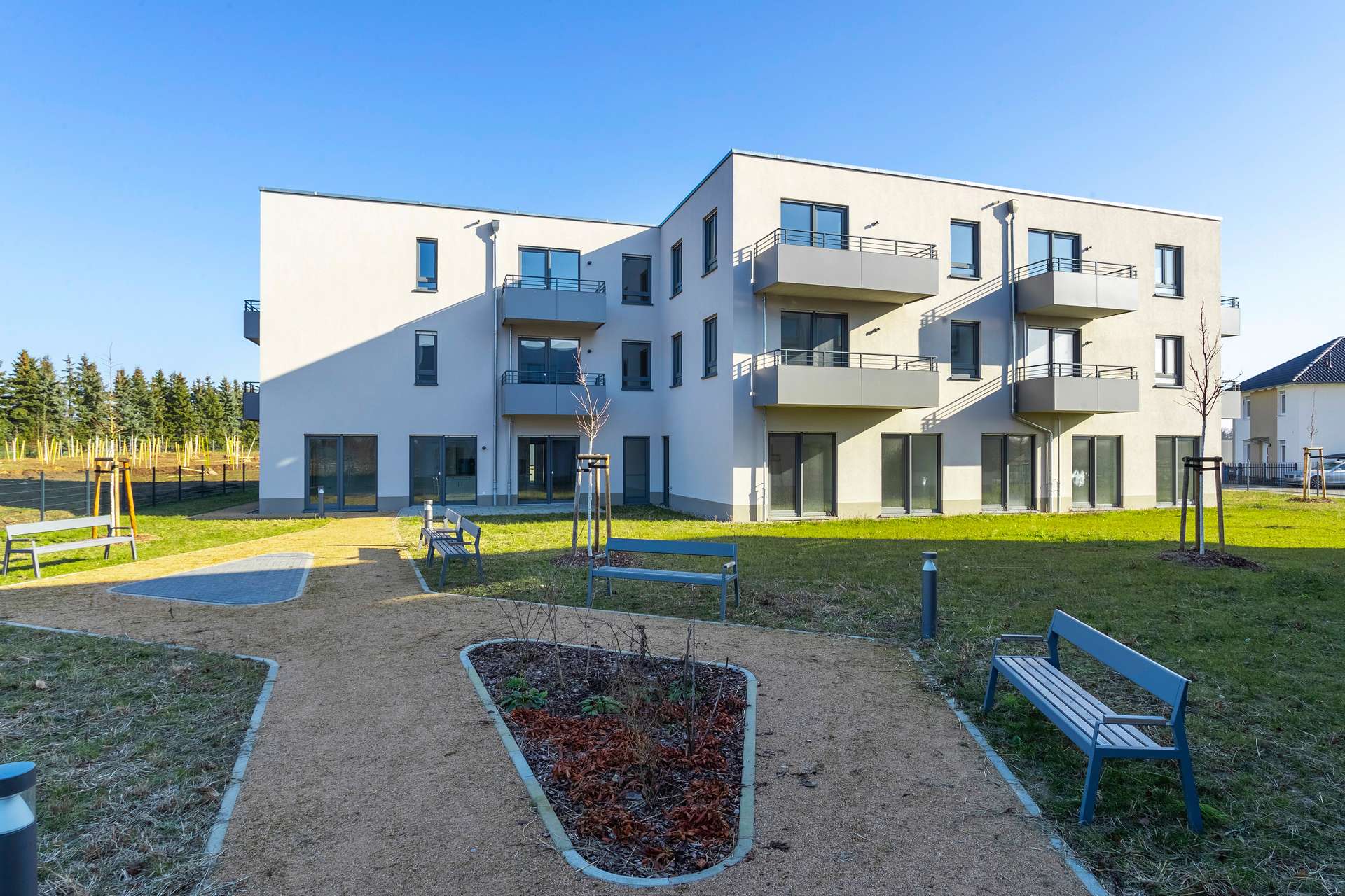 Rosengarten mit Blick auf Haus 3